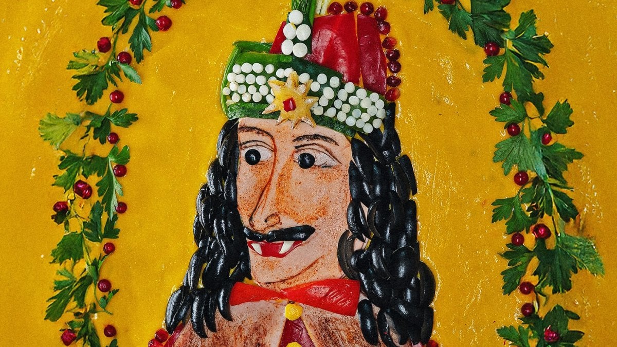 Dracula, recensione: Radu Jude stravolge il mito del vampiro a colpi di humor, sesso e AI