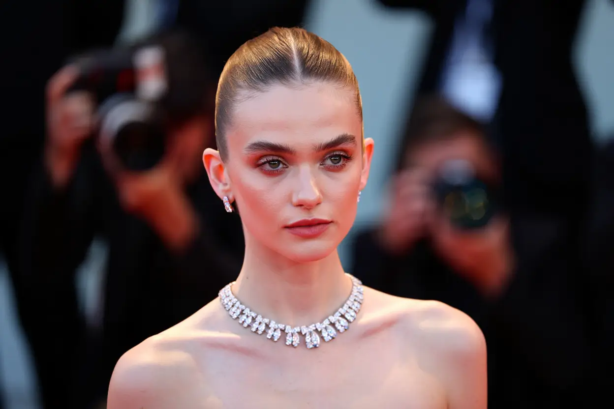 Frankenstein di Guillermo del Toro, Mia Goth nel film sfoggia una collana Tiffany da 40 carati