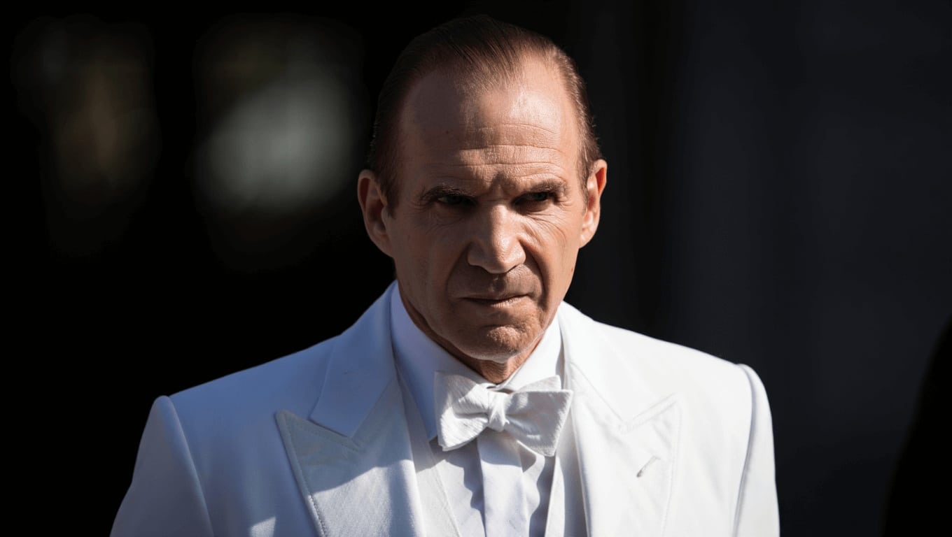 Hunger Games, Ralph Fiennes è il nuovo presidente Snow: il primo sguardo ha già conquistato i fan [FOTO]