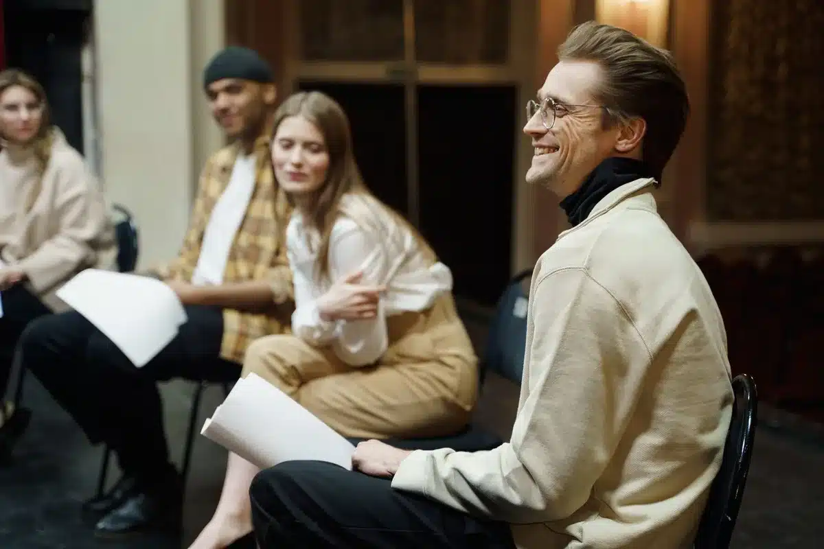 Cast di attori in scena durante una produzione televisiva