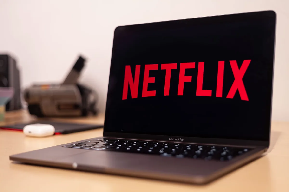 Una sala di produzione moderna con schermi e attrezzature di streaming