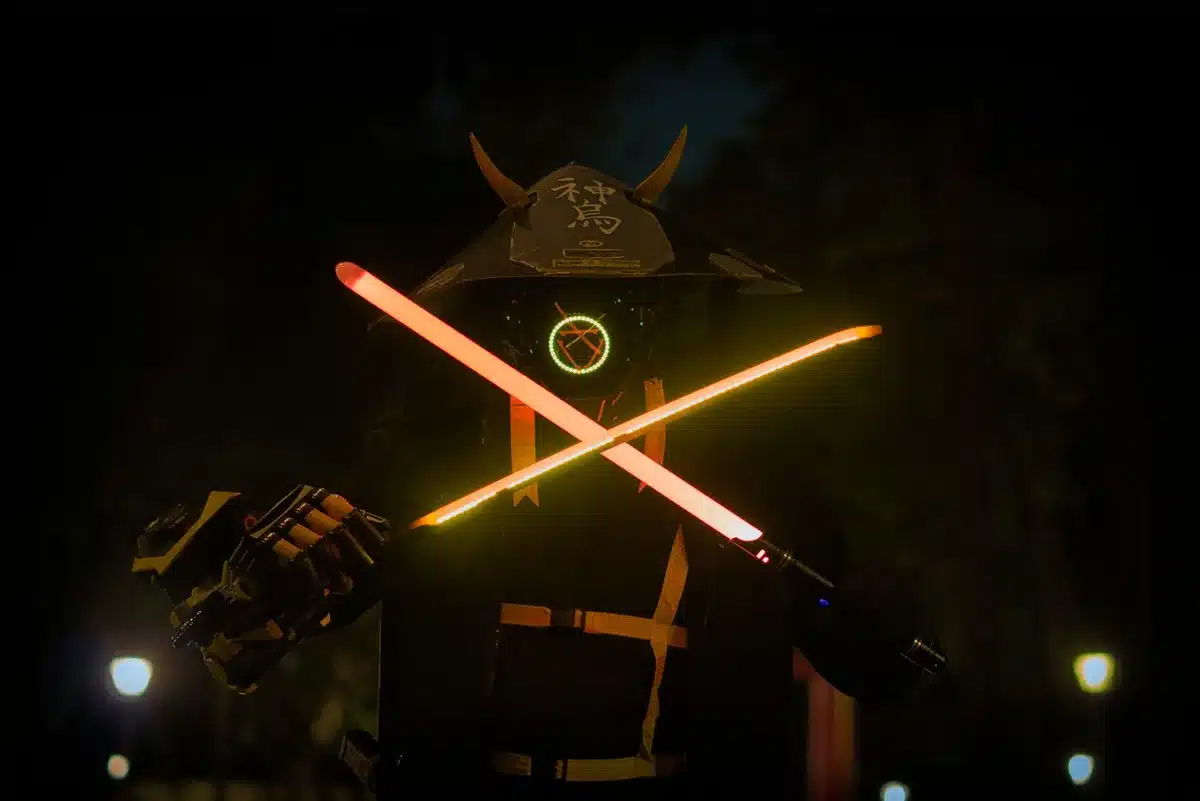 Design del personaggio con maschera metallica e dettagli tecnologici innovativi