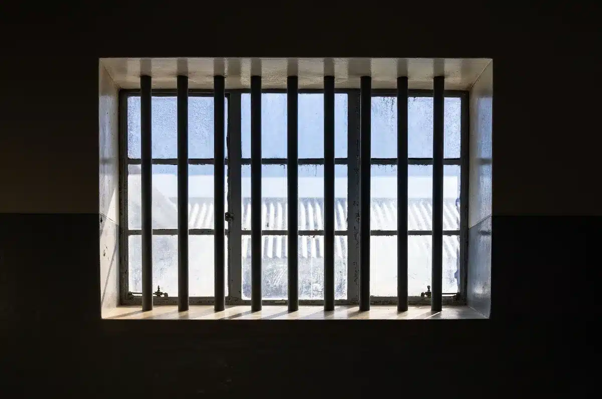 Interno di un carcere con celle e sbarre metalliche
