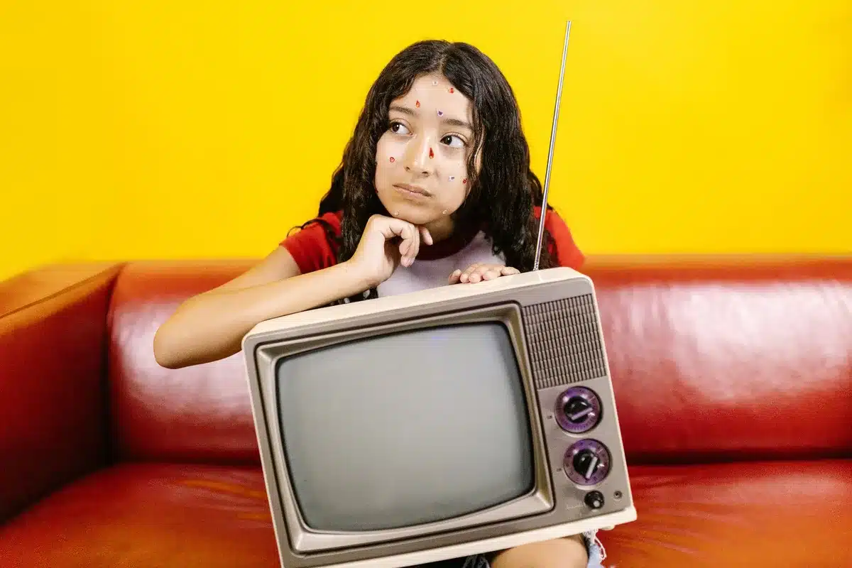 Studio televisivo degli anni '90 con pubblico durante la registrazione di una sitcom