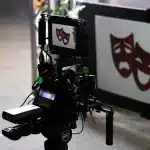 Studio di animazione con storyboard e schizzi di personaggi colorati su pareti