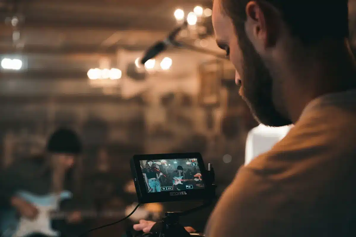 Set di produzione cinematografica con attrezzature professionali