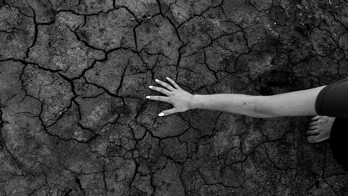Paesaggio devastato con segni di conflitto tra forze naturali e costruzioni umane