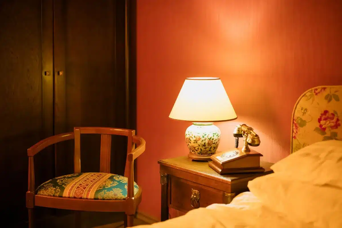 Scenografia di una stanza d'albergo con elementi vintage e moderni mescolati in un'atmosfera senza tempo