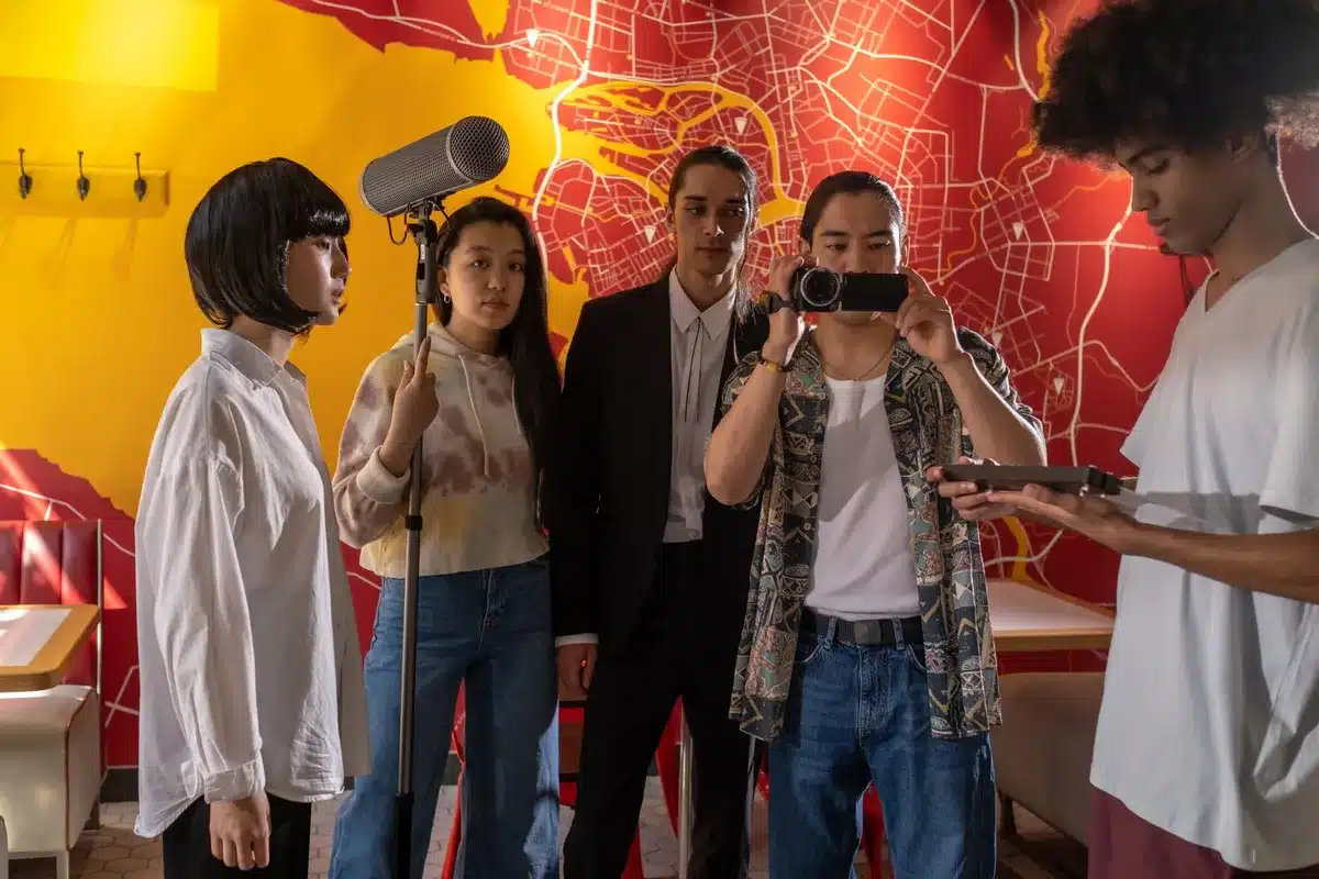 Attori di diverse nazionalità durante una scena di ripresa cinematografica