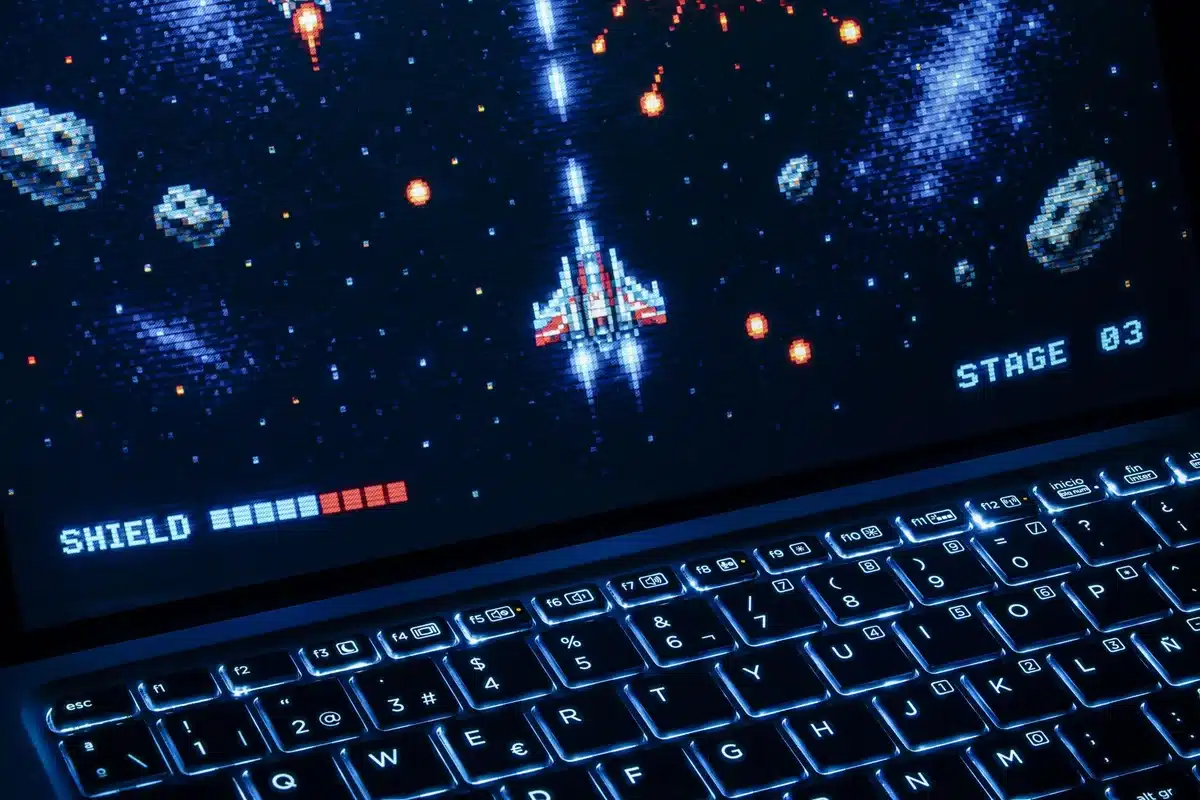 Schermata di un videogioco retrò degli anni '80 con grafica pixel