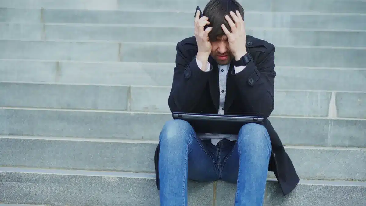 Un giovane uomo immerso nei pensieri con lo skyline di Roma sullo sfondo, evocando le dinamiche emotive della storia