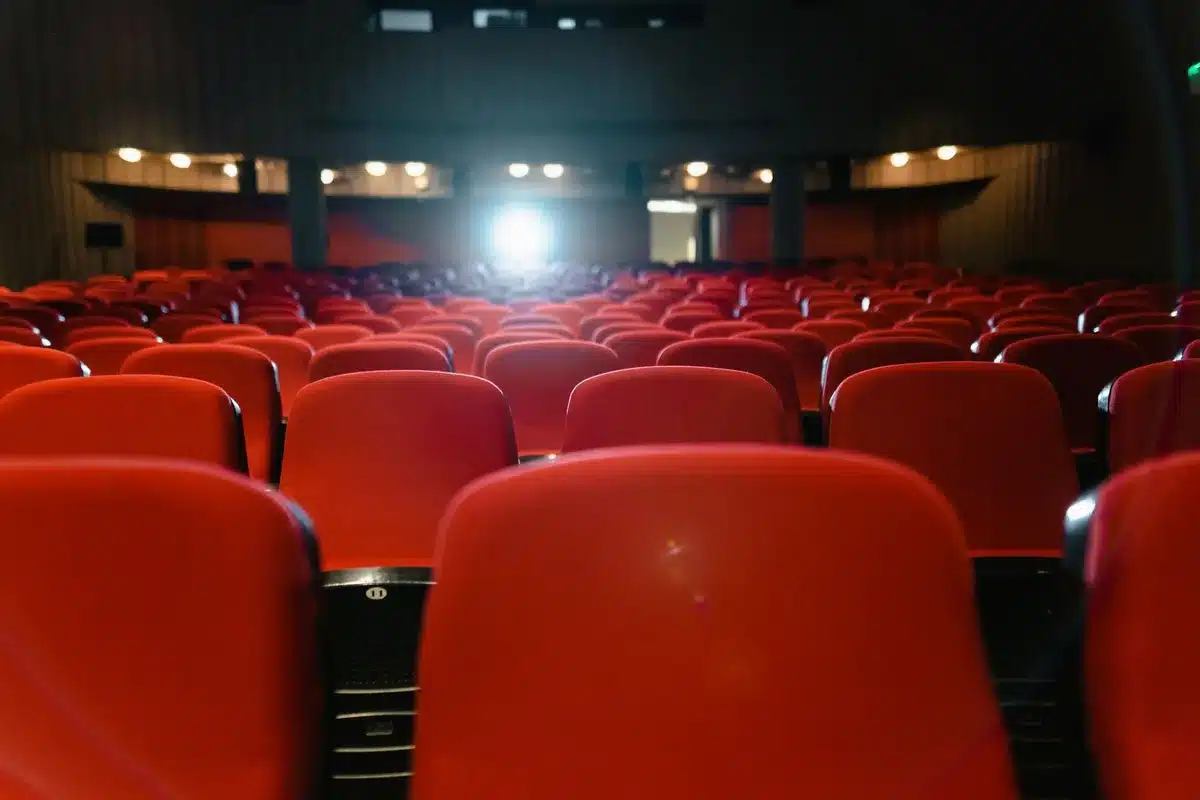 Palco di un festival cinematografico con luci e pubblico durante un annuncio