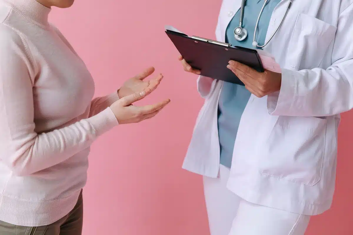 Consultazione medica in studio, simbolo della diagnosi ricevuta da Lucy Davis