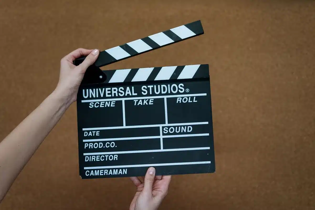 Scrivania di produzione cinematografica con appunti di casting e attrezzature di ripresa