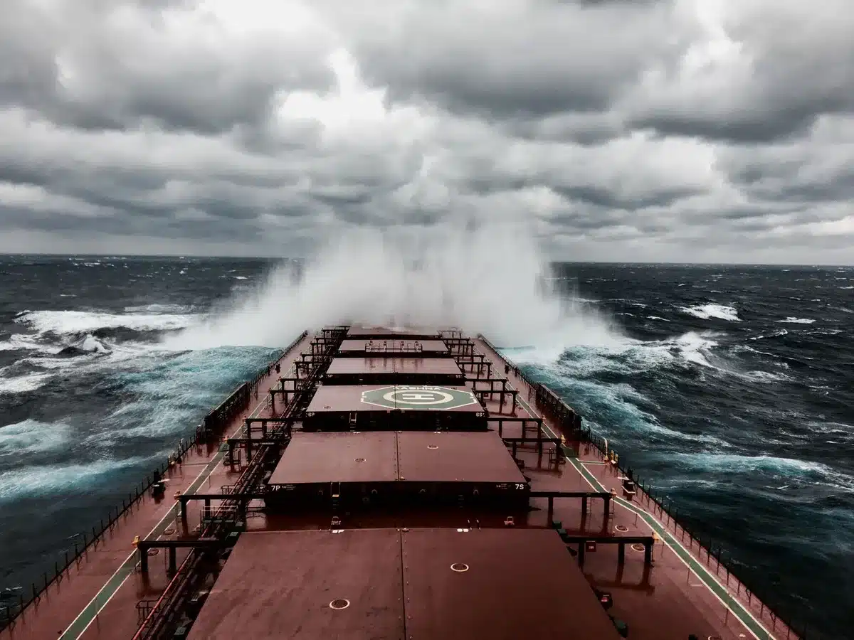 Una guerriera in piedi su una nave durante una tempesta in mare aperto
