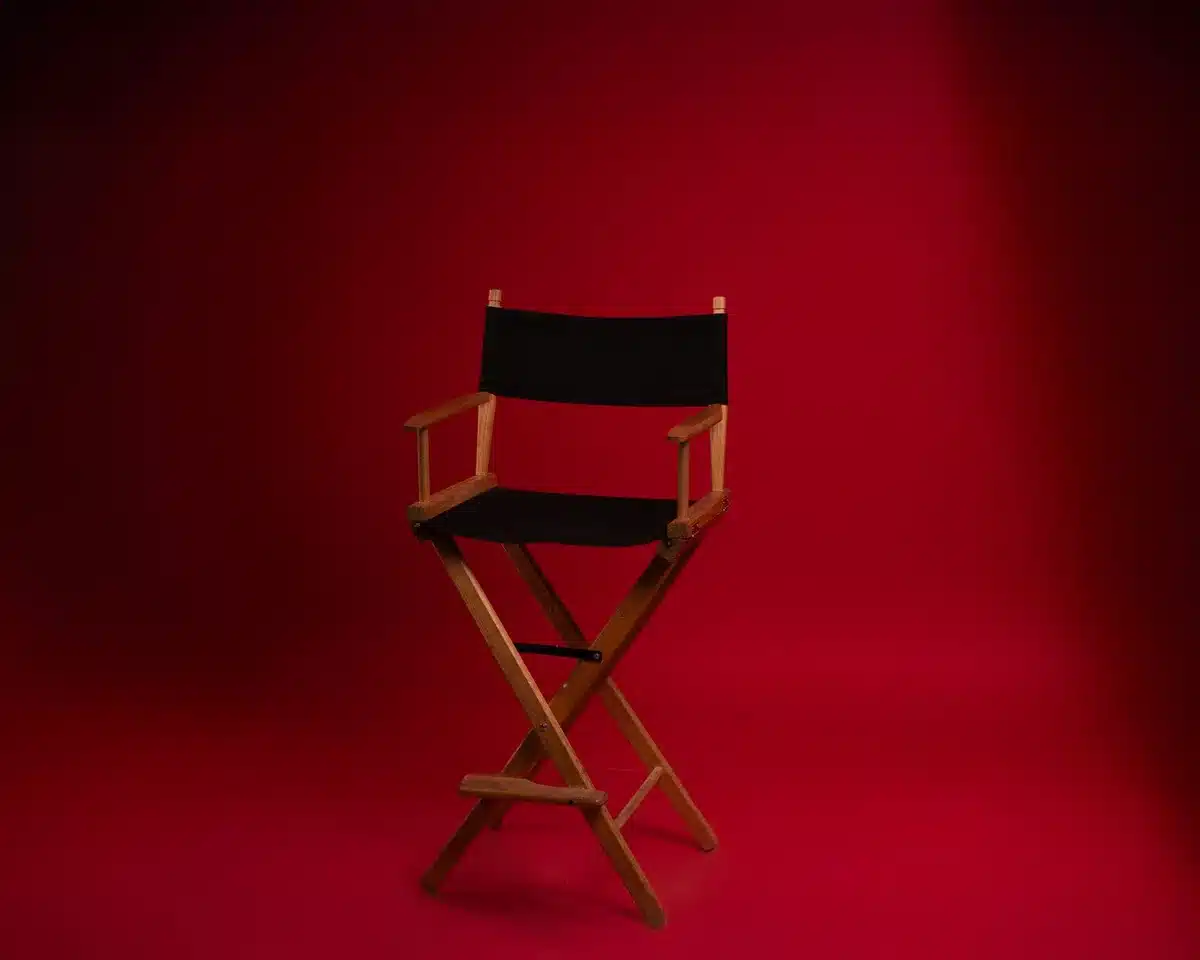 Casting in corso in uno studio cinematografico con candidati e materiale di selezione