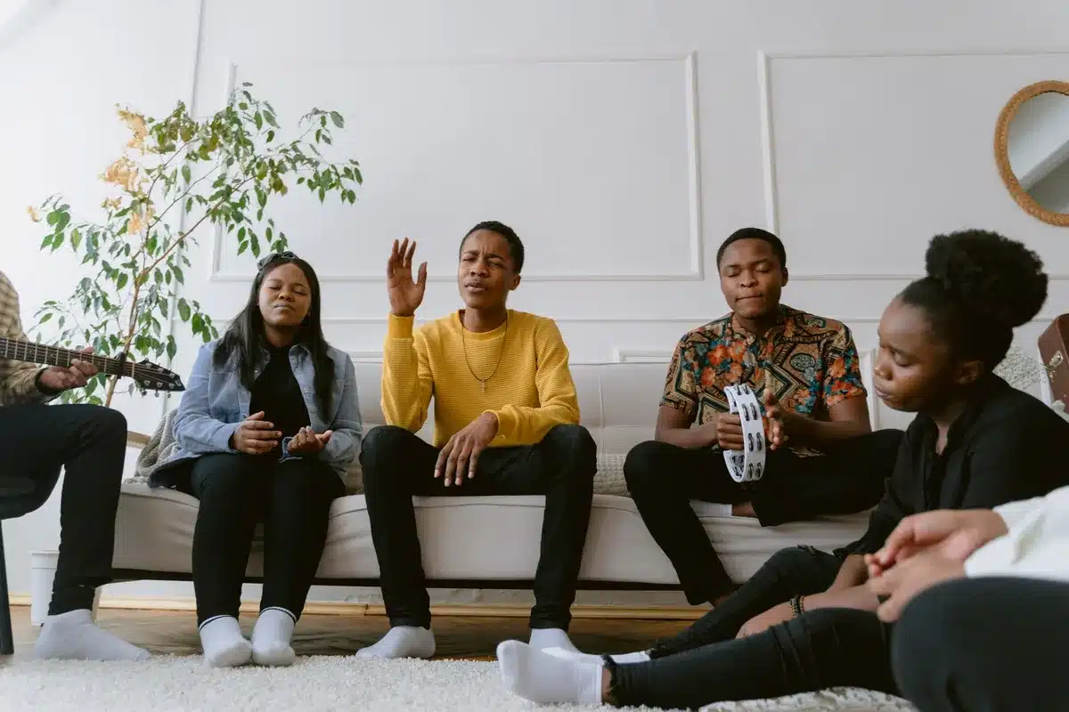 Gruppo di giovani di diverse etnie che cantano insieme, simbolo di inclusività e accettazione