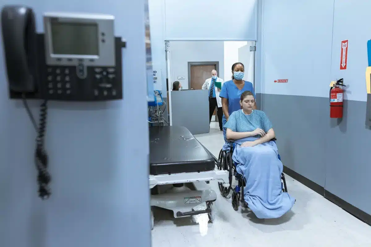 Scena di un corridoio ospedaliero con personale medico e radiografie