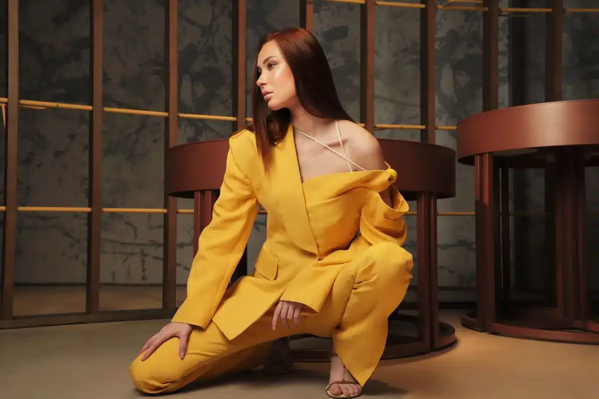 Attrice in costume giallo da X-Men in una scena di battaglia