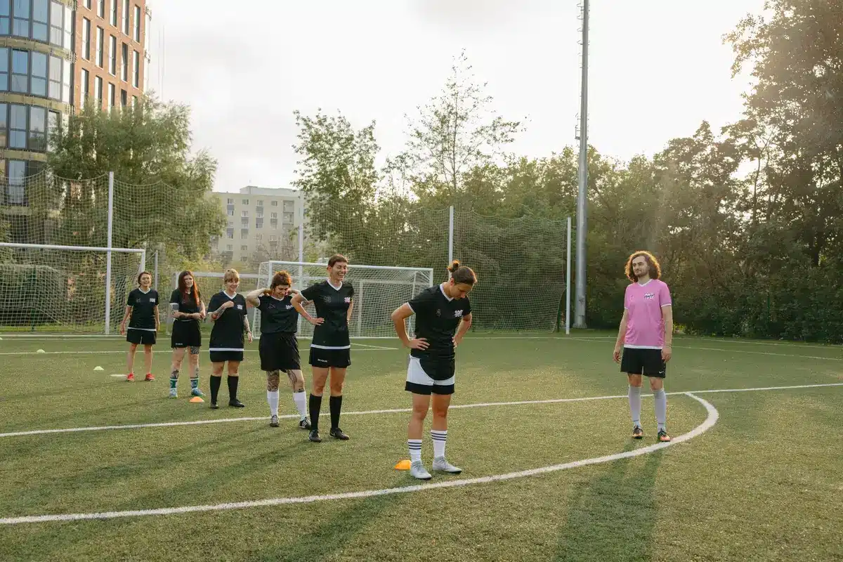 Una squadra femminile di calcio durante l'allenamento sul campo