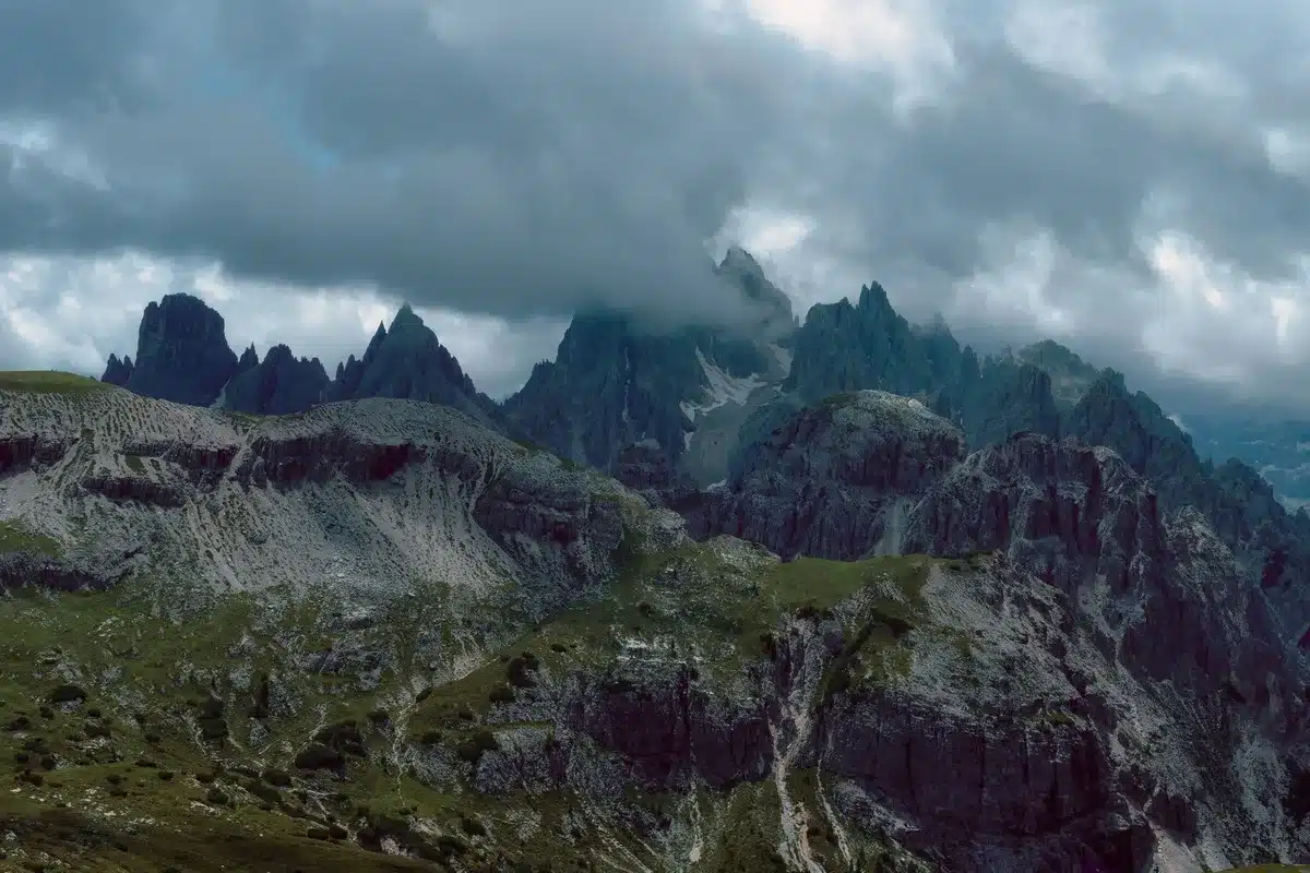 Le maestose Dolomiti trasformate in paesaggio post-apocalittico