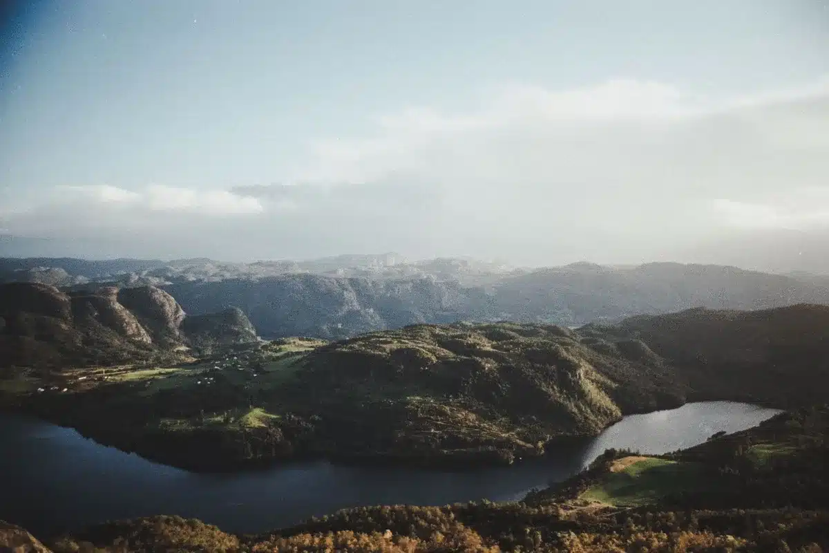 Inquadratura cinematografica di paesaggio desolato con atmosfera inquietante