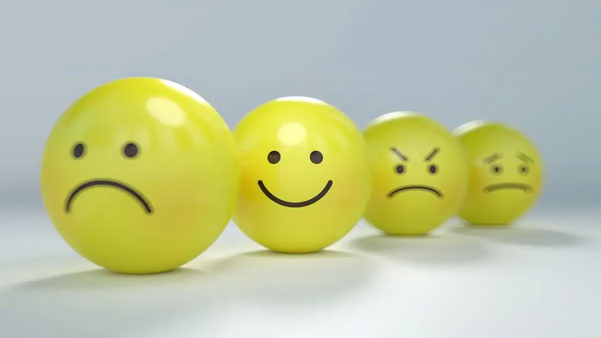 Volto di un personaggio che esprime emozioni complesse senza usare parole