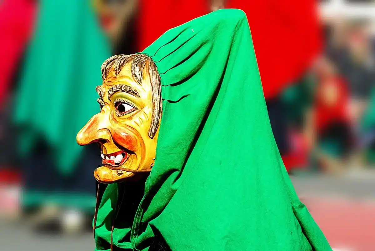 Scena storica di corte con costumi d'epoca che evoca potere e seduzione