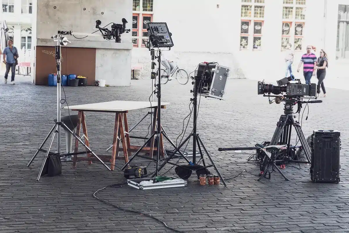 Set cinematografico di grandi dimensioni con numerosi membri della troupe e comparse al lavoro