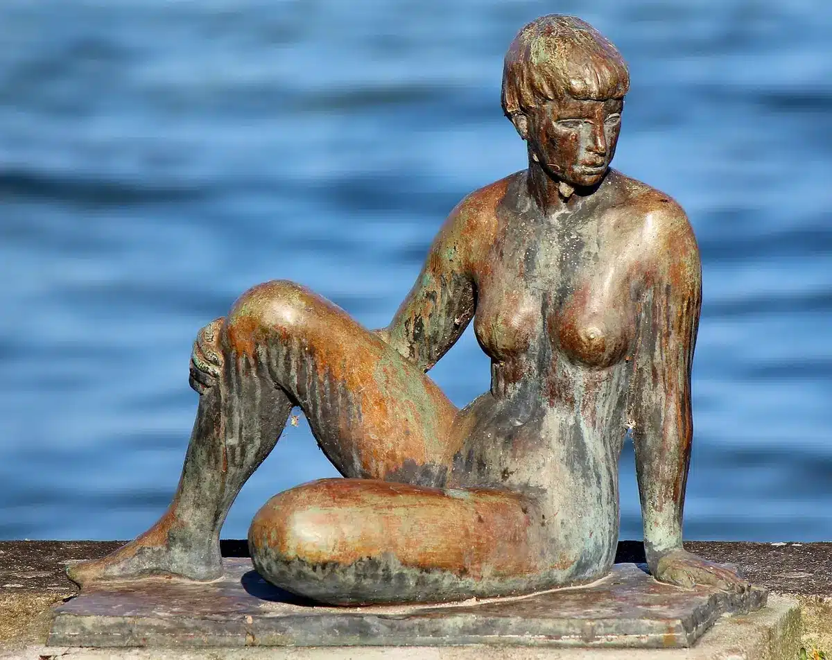 Molo sul lago con porta gialla sullo sfondo e figura in ombra