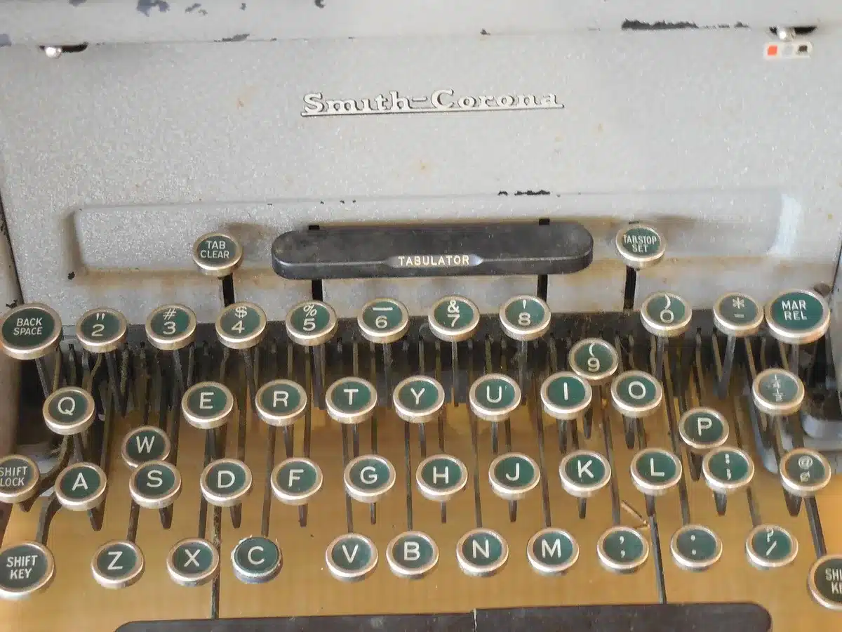 Sceneggiatore al tavolo con macchina da scrivere e note