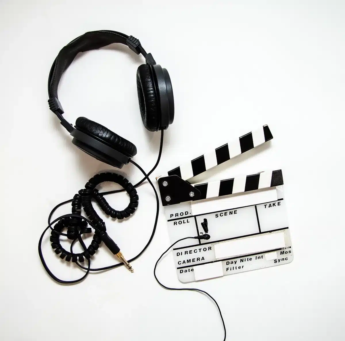 Ciak su un set cinematografico, suggerendo omaggio al regista