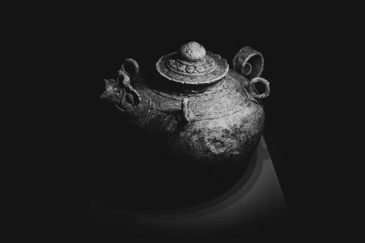 Un antico artefatto circondato da luce mistica e mistero