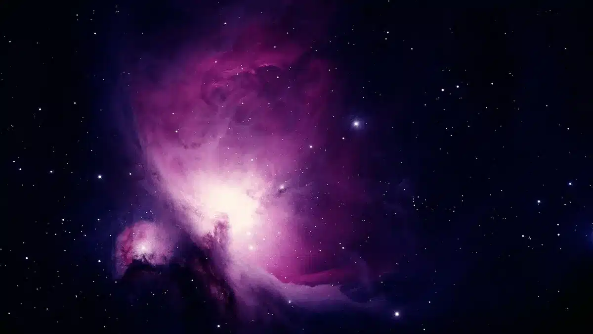 Una figura che prega sotto il cielo notturno illuminato da una luce celeste