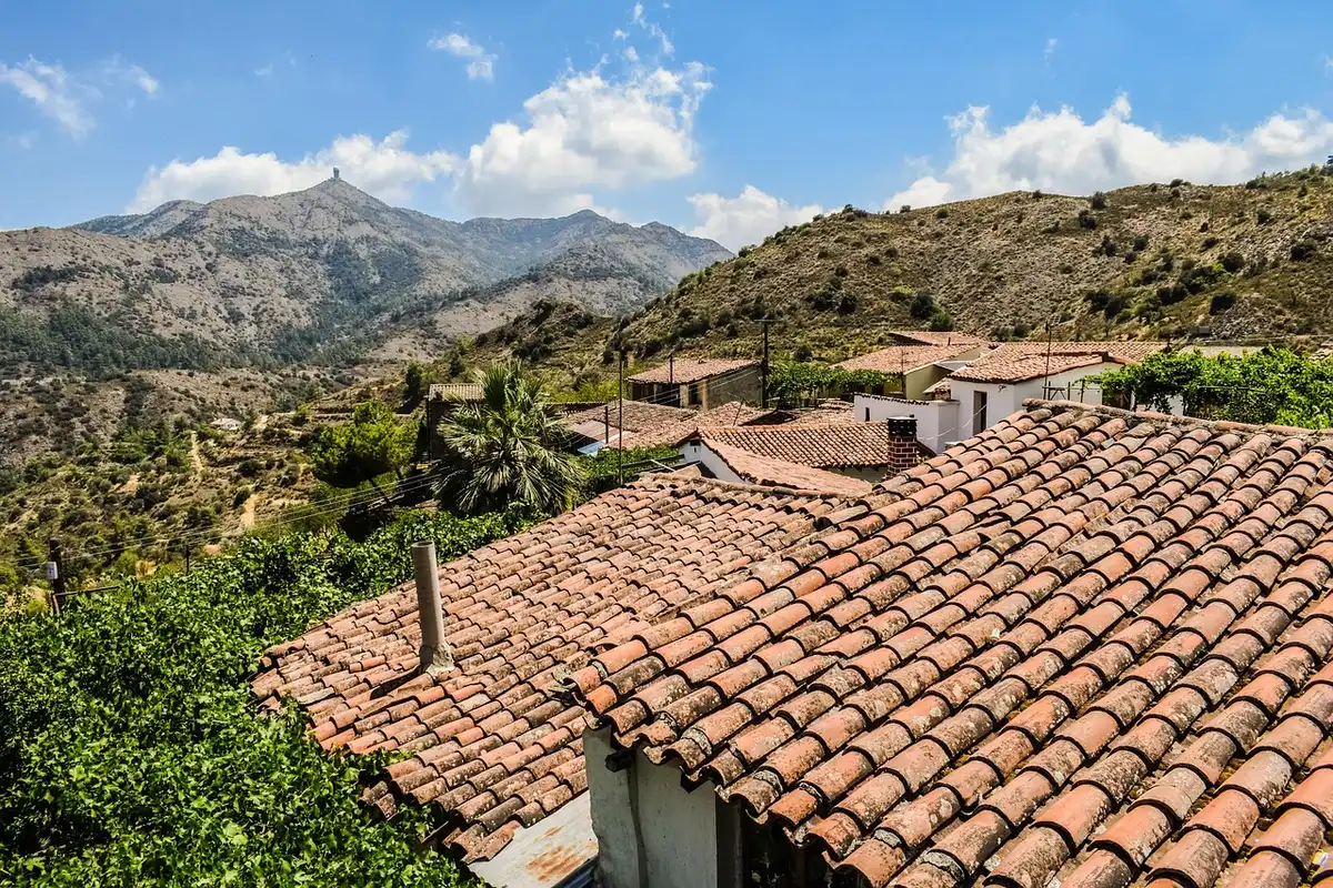 Giacomo in sedia a rotelle in un sentiero montano con volontari accanto