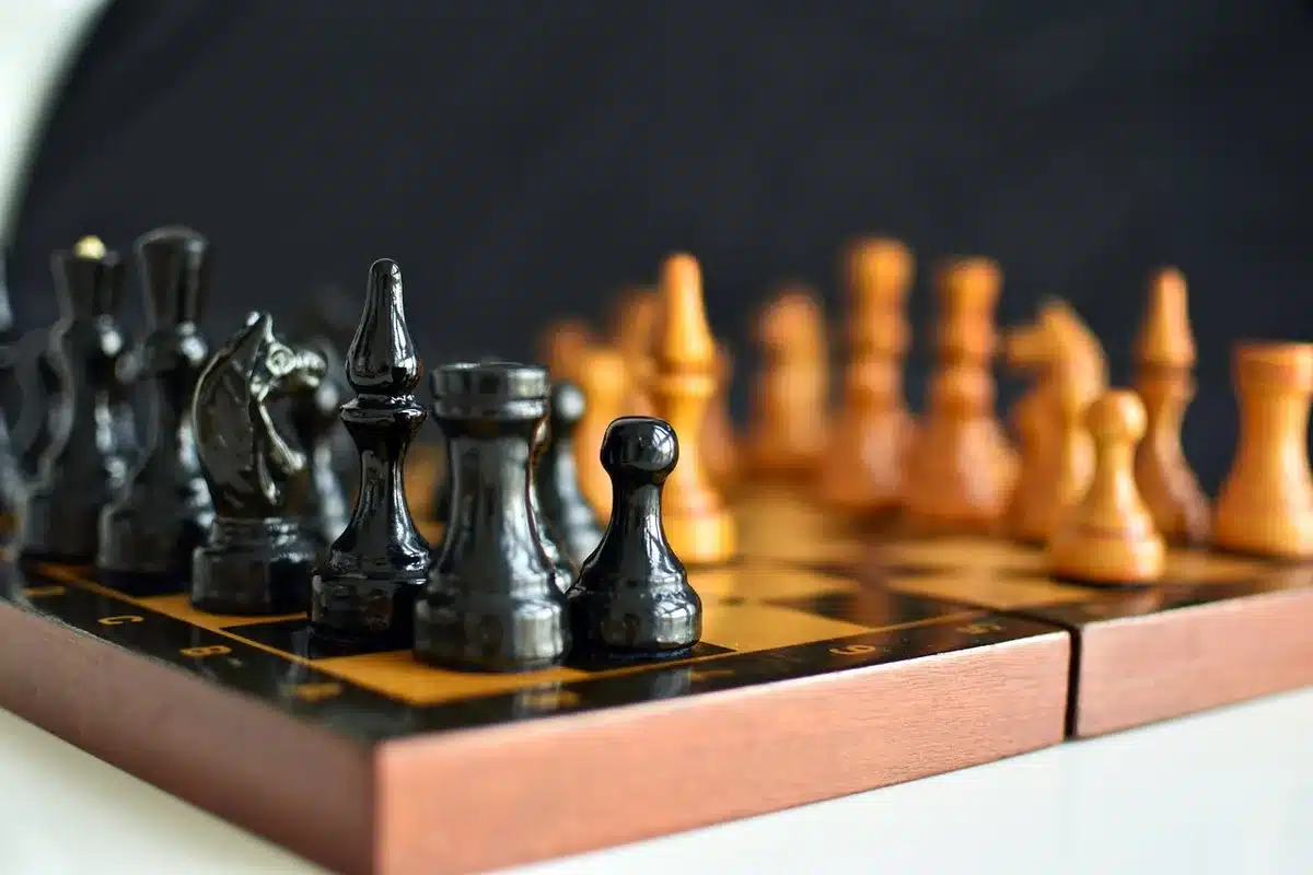 Bozzetto concettuale che mostra un mondo di gioco colorato e paesaggi fantastici