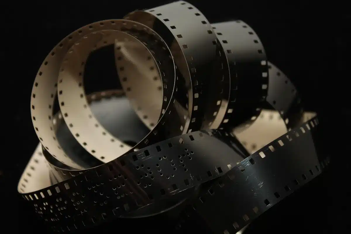 Due cineasti in silhouette discutono di modifiche a una sceneggiatura al tavolo di lavoro
