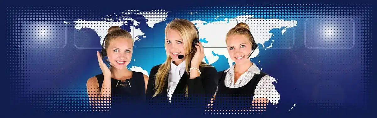 Sala briefing con tavolo e schermi che mostrano crisi internazionali