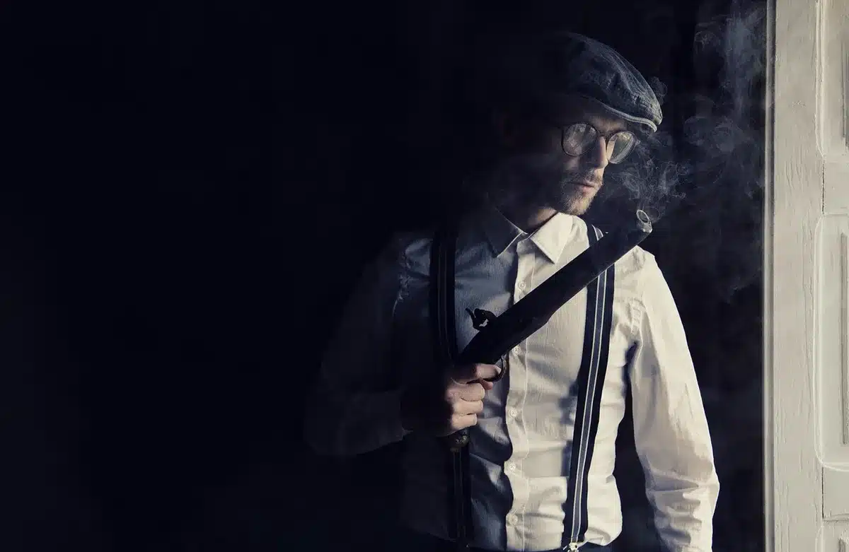 Scene di dramma poliziesco e noir che riflettono il nuovo tono della serie Lanterns.
