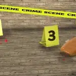 Scrivania di detective con fascicoli e prove illuminate da lampada in stile noir, atmosfera d'indagine e mistero.