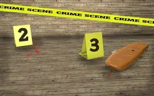 Scrivania di detective con fascicoli e prove illuminate da lampada in stile noir, atmosfera d'indagine e mistero.