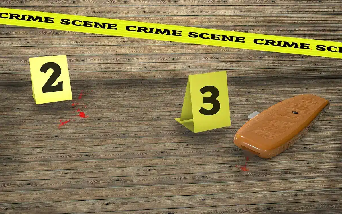 Scrivania di detective con fascicoli e prove illuminate da lampada in stile noir, atmosfera d'indagine e mistero.