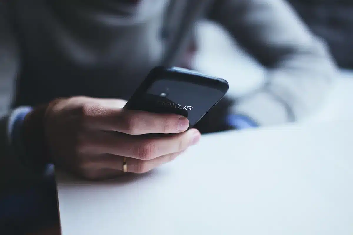 Attori che comunicano tramite messaggi e video call dopo la fine della serie.