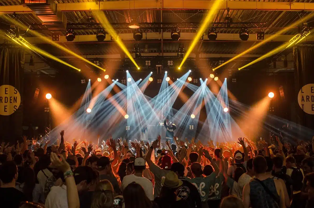 Pubblico vario con espressioni diverse in una sala cinematografica