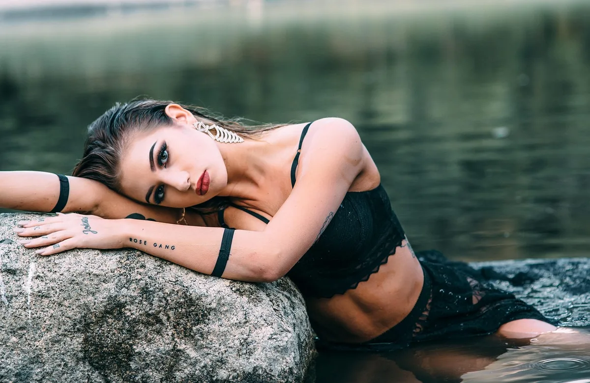 Effetti pratici e creature create con trucco e prostetica