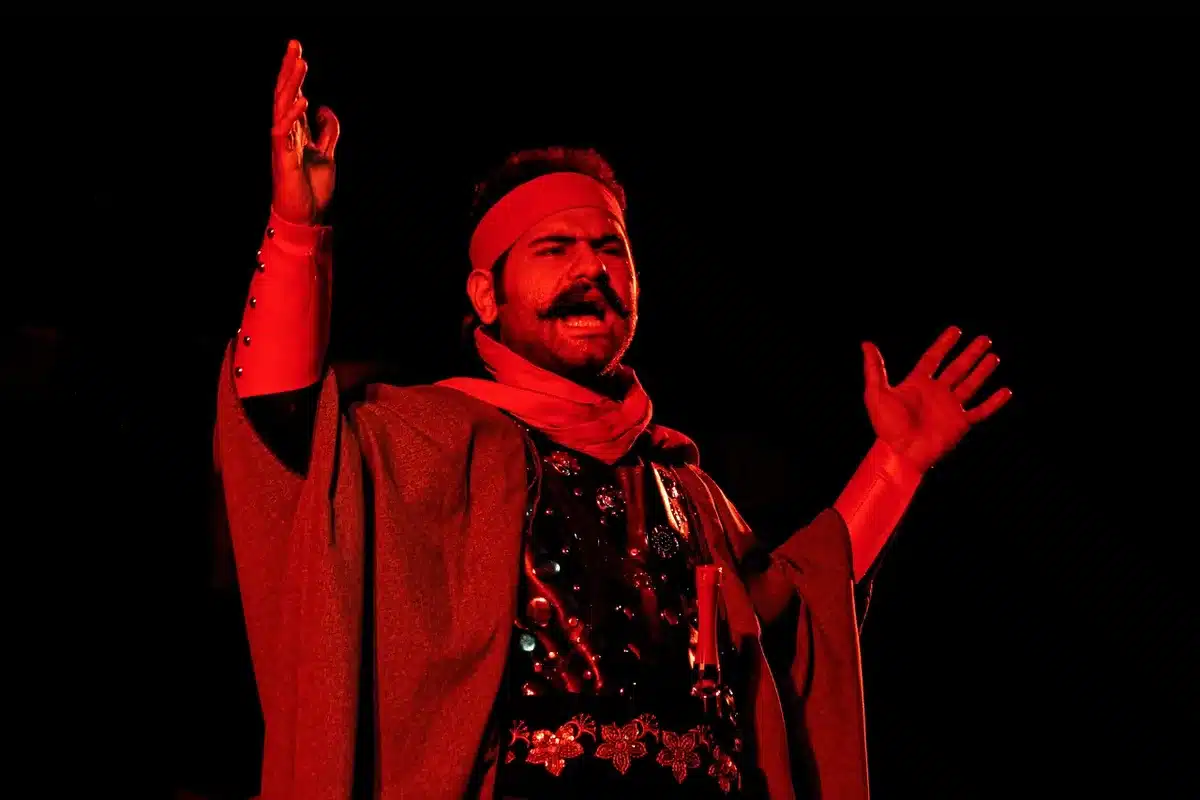 Attori sul set che mostrano emozioni intense durante una scena