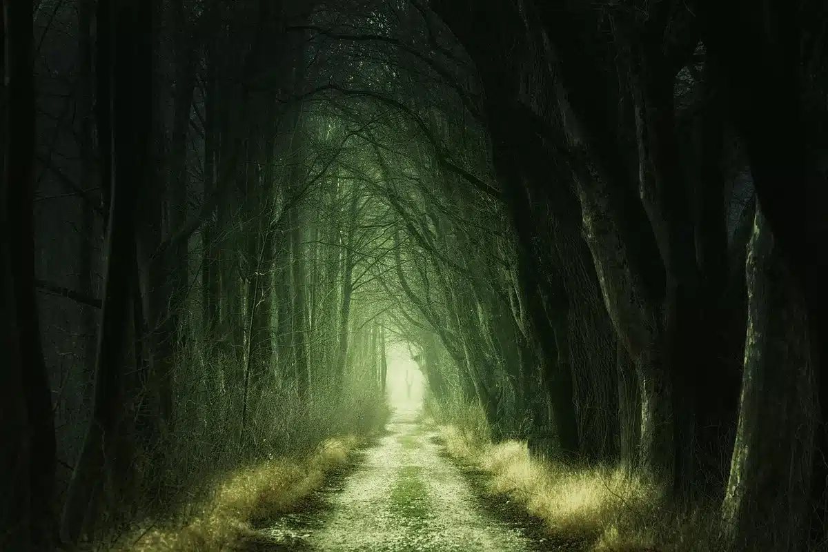 Via di una cittadina deserta che evoca Derry e atmosfere da prequel