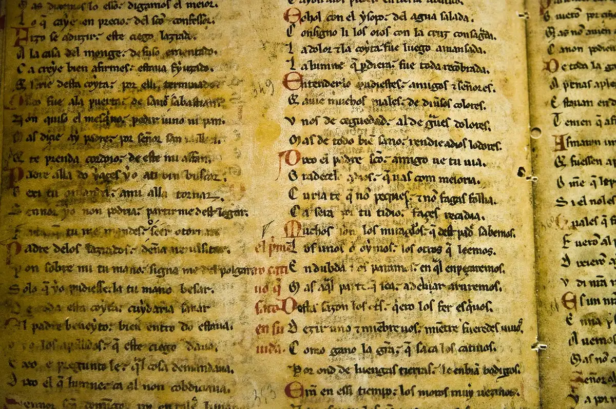 Pagine di copione antico con appunti a mano che evocano citazioni memorabili