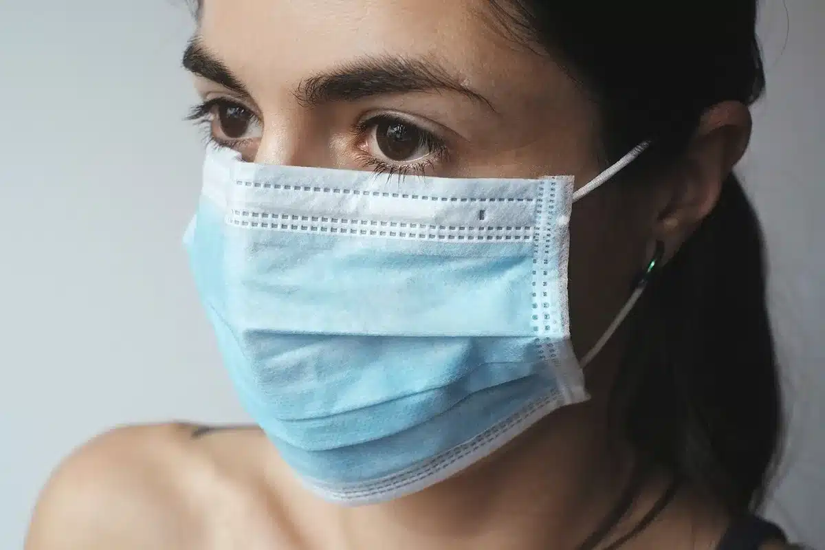 Secchiello per popcorn a forma di maschera metallica appoggiato su un tavolo