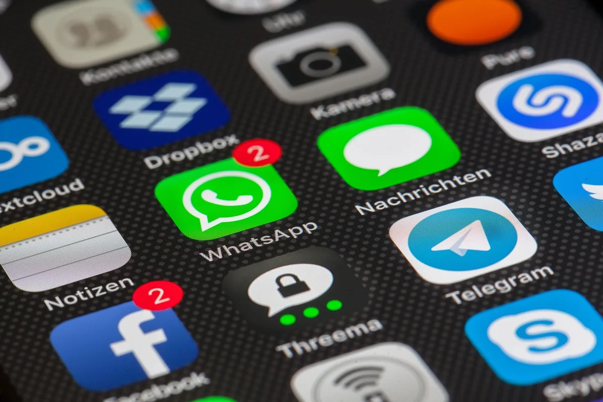Schermo con feed social e immagini manipolate in evidenza